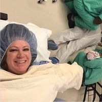 El padre se desmayó en el quirófano mientras la mujer daba a luz, y la fotografía del momento se hace viral