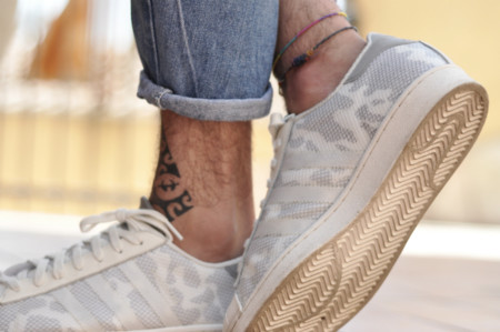 Inspirados en los bloggers te mostramos tres formas de llevar los tenis blancos