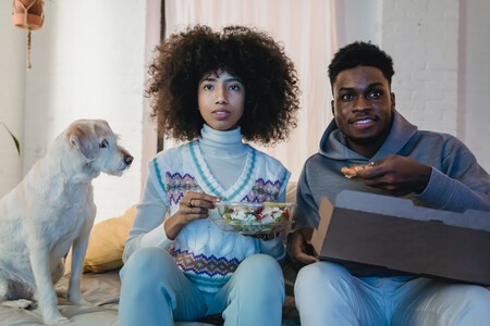 Pareja cenando junto a su perro