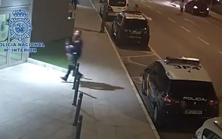 Un policía salvó la vida de un niño de cuatro años que se atragantó y se estaba asfixiando