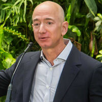 Jeff Bezos cree en la jornada de tres días gracias a la IA, pero su idea va aún más lejos: que las familias necesiten un solo salario 