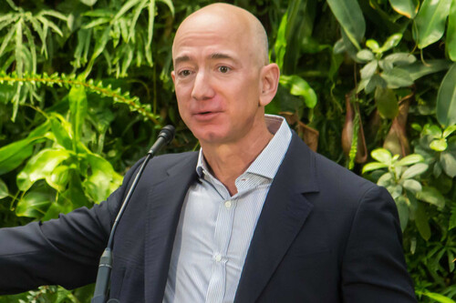 Jeff Bezos cree en la jornada de tres días gracias a la IA, pero su idea va aún más lejos: que las familias necesiten un solo salario 
