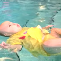 El increíble vídeo de una bebé de seis meses que cae al agua y flota para evitar ahogarse
