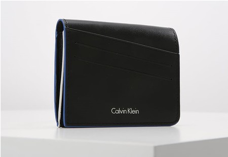 40% de descuento en el monedero de Calvin Klein Cabral en negro y azul: ahora 35,95 euros con envío gratis en Zalando