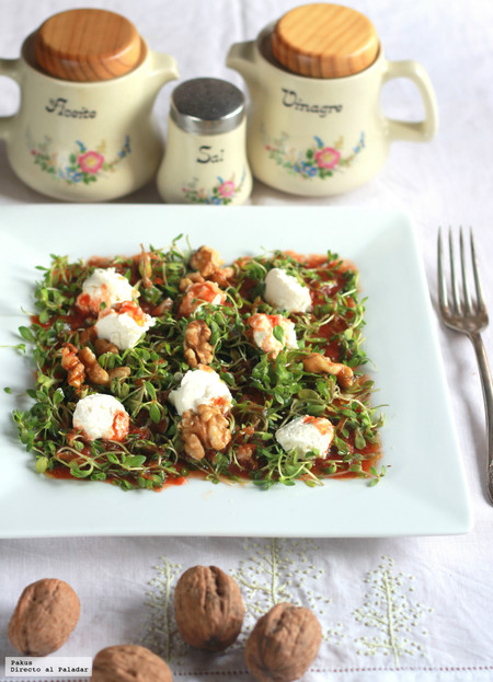 Ensalada de corujas, queso de cabra, nueces y tomate rallado, la receta para dar la bienvenida a la primavera