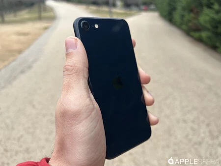 iPhone SE 2022のミッドナイトカラーは、適切な光が当たるとわずかに青みがかっています。