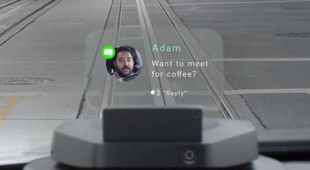 Manejar y ver nuestro Smartphone tomará otro sentido con este proyector
