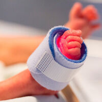 Un bebé que nació con 25 semanas y 425 gramos se va a casa tras pasar 460 días en la UCI 