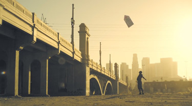 Sign Spinning al ritmo de Daft Punk en Los Ángeles ¿Se puede pedir más? 
