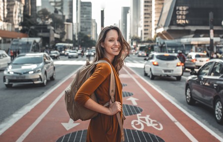 Mapas offline, enchufes, datos… Y todo lo que te gustará saber de tu móvil antes de viajar
