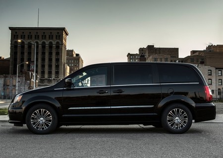 Chrysler Town And Country S 2013 1024 04