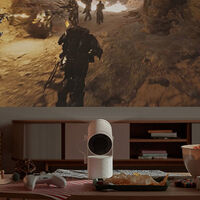 Ver pelis en la tele está bien, pero hacerlo en un proyector como el de Samsung es otra experiencia (y está a mitad de precio)