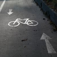 Si un ciclista va en sentido contrario y hay un percance, ¿quién es responsable? Esto dice el Reglamento de Tránsito