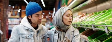 Mientras algunos claman por la prioridad nacional, los supermercados miran al migrante: es el colectivo que más crece, porque cocina más 