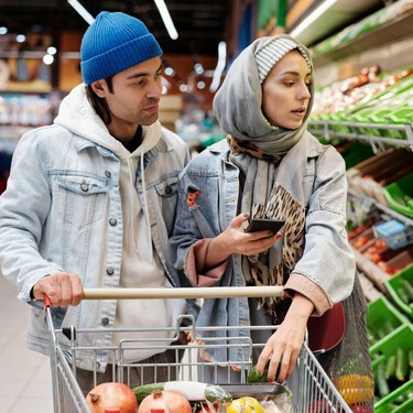 Mientras algunos claman por la prioridad nacional, los supermercados miran al migrante: es el colectivo que más crece, porque cocina más 