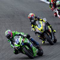 Jeremy Alcoba lidera el doblete de Kawasaki en la última carrera del año de Supersport; fuerte caída de Albert Arenas 