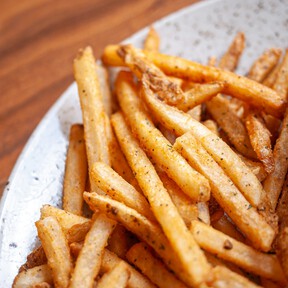 Cae a precio de outlet la freidora de aire ideal para los tienen poco tiempo para cocinar y poco espacio en la encimera