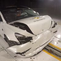 Tesla hizo que asegurar sus coches fuera muy caro. Luego lanzó su propia aseguradora
