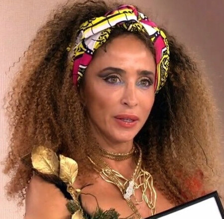 No, no es la novia de Tarzán, es María Patiño con rastas, corpiño y lista para interpretar "El baile del Gorila" ¡Melody, mejor no mires!