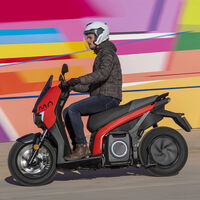 SEAT MÓ eScooter 125: la primera moto eléctrica  de SEAT cuesta 6.250 euros y es compatible MOVES o Renove