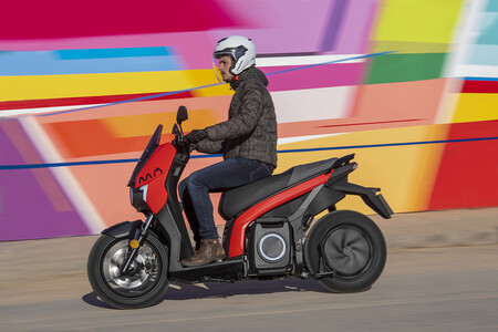 SEAT MÓ eScooter 125: la primera moto eléctrica de SEAT cuesta 6.250 euros y es compatible MOVES o Renove