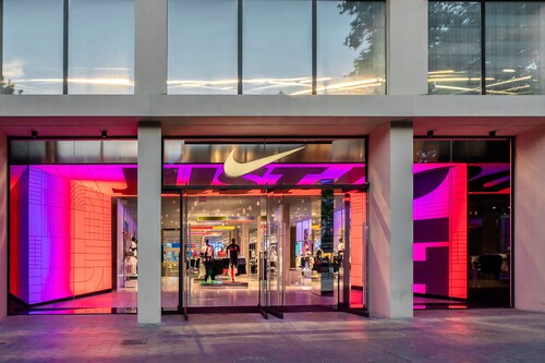 Nike comienza a agotar en sus rebajas zapatillas Air Force 1, sudaderas, camisetas y más a mitad de precio en su outlet