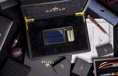 Fibra de carbono, oro y un panel solar hacen que esta funda con el iPhone X cueste más de 4.000 euros