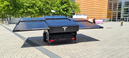 Este remolque de Tesla es un extensor de autonomía, lleva paneles solares y tiene Internet por satélite