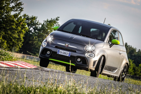 El Abarth 595 Pista se renueva: escape Record Monza, suspensión trasera Koni y ahora 165 CV de potencia