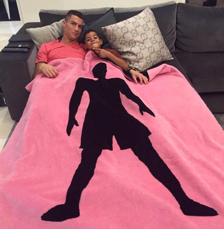 Cristiano Ronaldo sabe ponerse serio y solidario