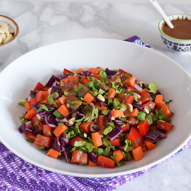 Esta ensalada tailandesa no lleva ni lechuga ni tomate pero está riquísima. La hago en 10 minutos cuando teletrabajo