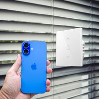 Con tan sólo un iPhone y este accesorio puedes utilizar las persianas para que parezca que estás en casa, aunque te vayas de viaje