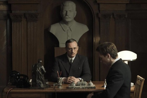 ‘Dos fiscales’ se acerca a ser ‘La zona de interés’ de las purgas estalinistas. La burocracia del terror sostiene un drama político encomiable 