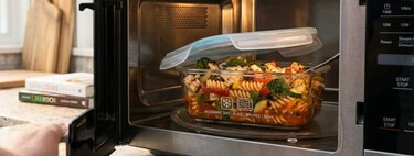 Cómo saber qué plásticos no puedes meter al microondas (y evitar riesgos al calentar comida)