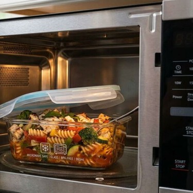 Cómo saber qué plásticos no puedes meter al microondas (y evitar riesgos al calentar comida)