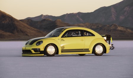 El escarabajo alemán más rápido del mundo ha alcanzado 330 km/h en Boneville, Estados Unidos
