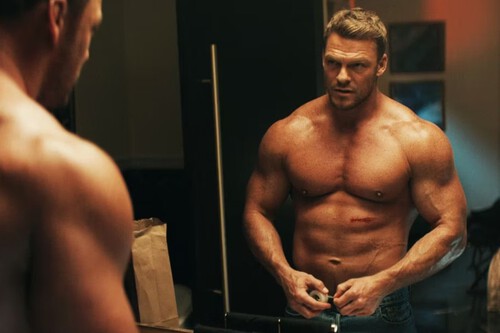 "Me duele todo, pero me encanta". Alan Ritchson rechaza el consejo de los médicos para bajar el ritmo en 'Reacher' y 'Juego de niños' 