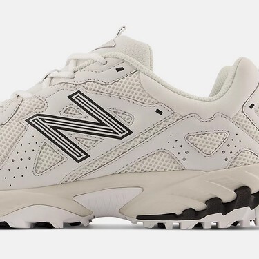 New Balance rebaja las zapatillas color nube que reinventan las dad sneakers con un giro de modernidad pura 