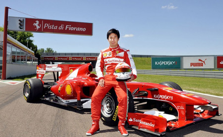 Kamui Kobayashi se sube a un Ferrari F10 en Fiorano
