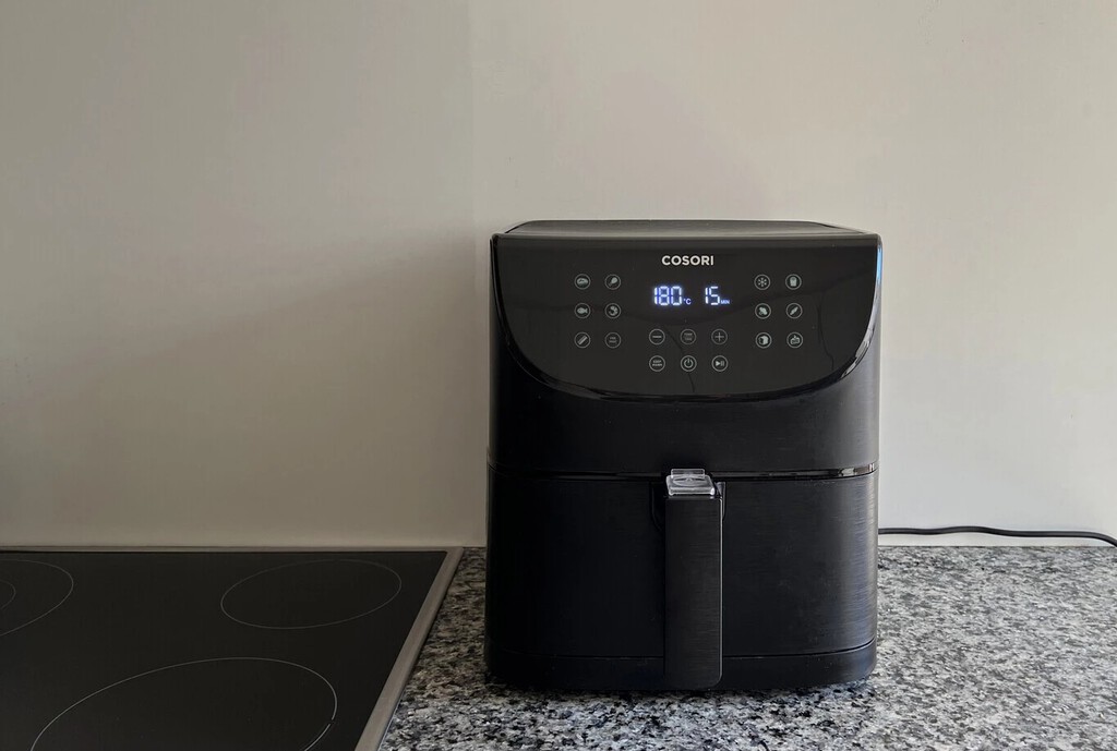 Este truco para limpiar la freidora de aire se ha hecho viral y puede terminar estropeándola. Este otro es el mejor para cuidarla