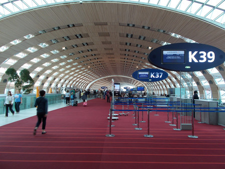 Los aeropuertos de París empiezan a incorporar el reconocimiento facial en sus controles 