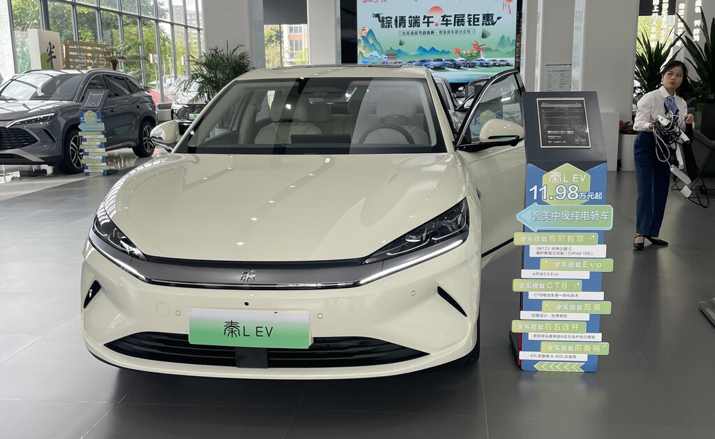 China está vendiendo más coches que nunca. Hay quien cree que, en realidad, están utilizando sus concesionarios como almacenes