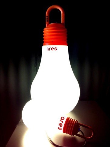 Lámparas para exteriores con forma de bombillas gigantes 