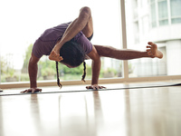 Diez ejercicios de yoga para hacer en el avión