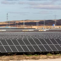 España ha inundado su territorio de placas solares. Es una receta perfecta para un viejo sueño: la reindustrialización