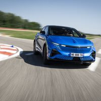 He probado el Alpine A390 GTS: el Macan GTS francés es capaz de sacar su lado más cañero con derrapajes impensables para un coche eléctrico de su peso y tamaño