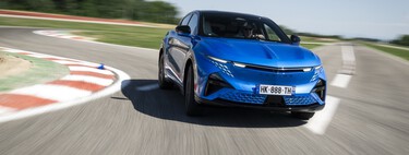 He probado el Alpine A390 GTS: el Macan GTS francés es capaz de sacar su lado más cañero con derrapajes impensables para un coche eléctrico de su peso y tamaño