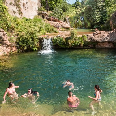 Si te gustan las pozas, nada como esta ruta entre aguas turquesas que se esconde en uno de los pueblos más bonitos de Teruel