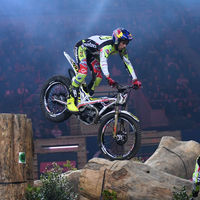 Adam Raga aprovecha un inoportuno fallo de Toni Bou y se hace con la victoria en el X-Trial de Barcelona