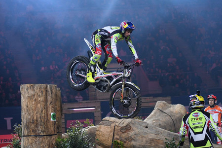 Adam Raga aprovecha un inoportuno fallo de Toni Bou y se hace con la victoria en el X-Trial de Barcelona